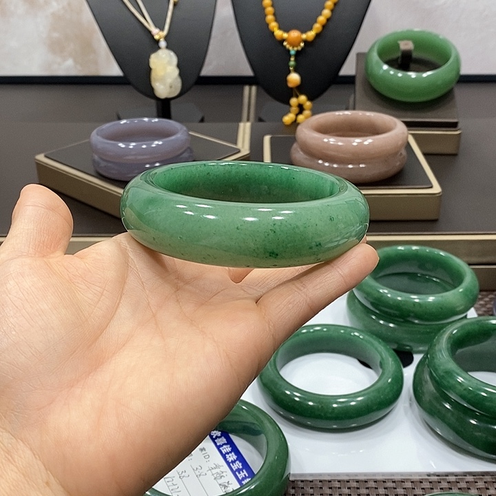 东陵石颈饰未镶嵌唢***艺