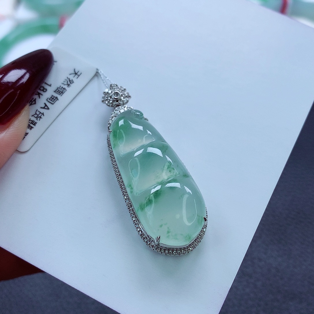 翡翠吊坠(不含链)18K金镶嵌冰飘花 福豆