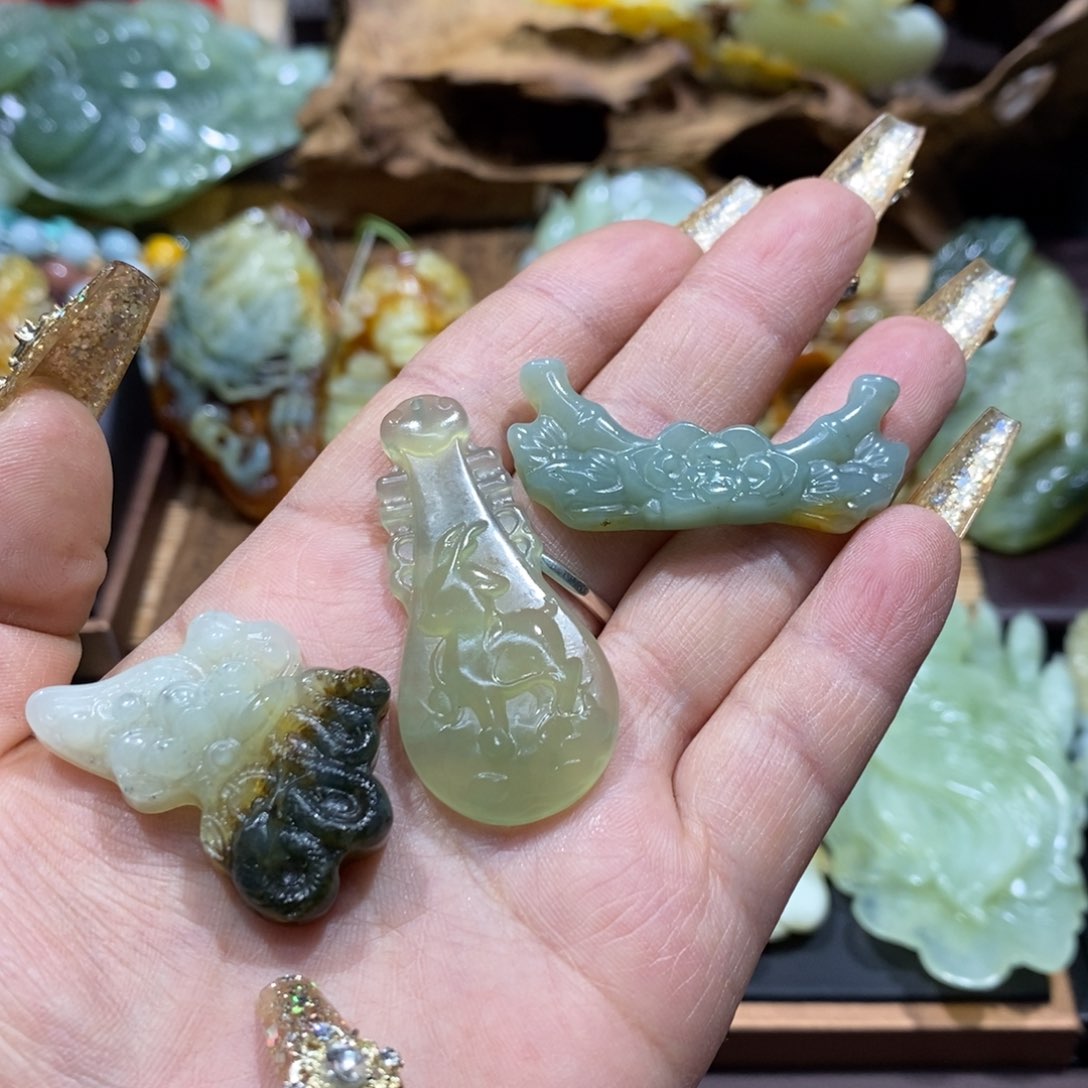 蛇纹石玉颈饰未镶嵌