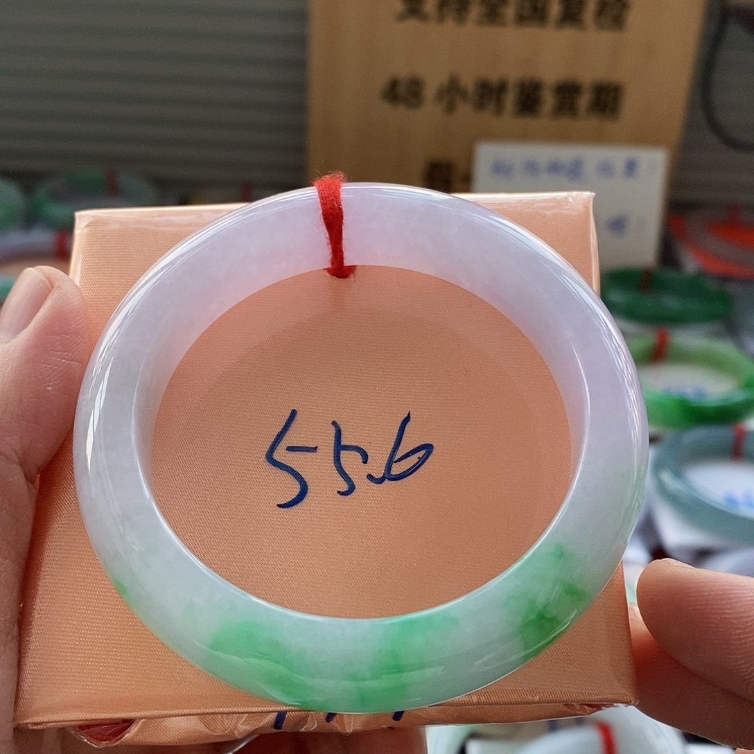 翡翠手镯未镶嵌美*手镯