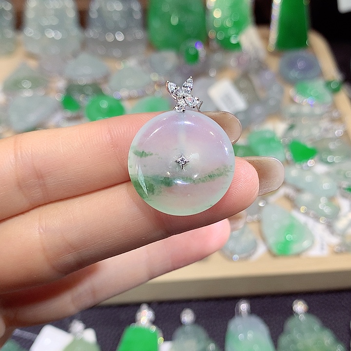 翡翠18K金镶嵌颈饰扣