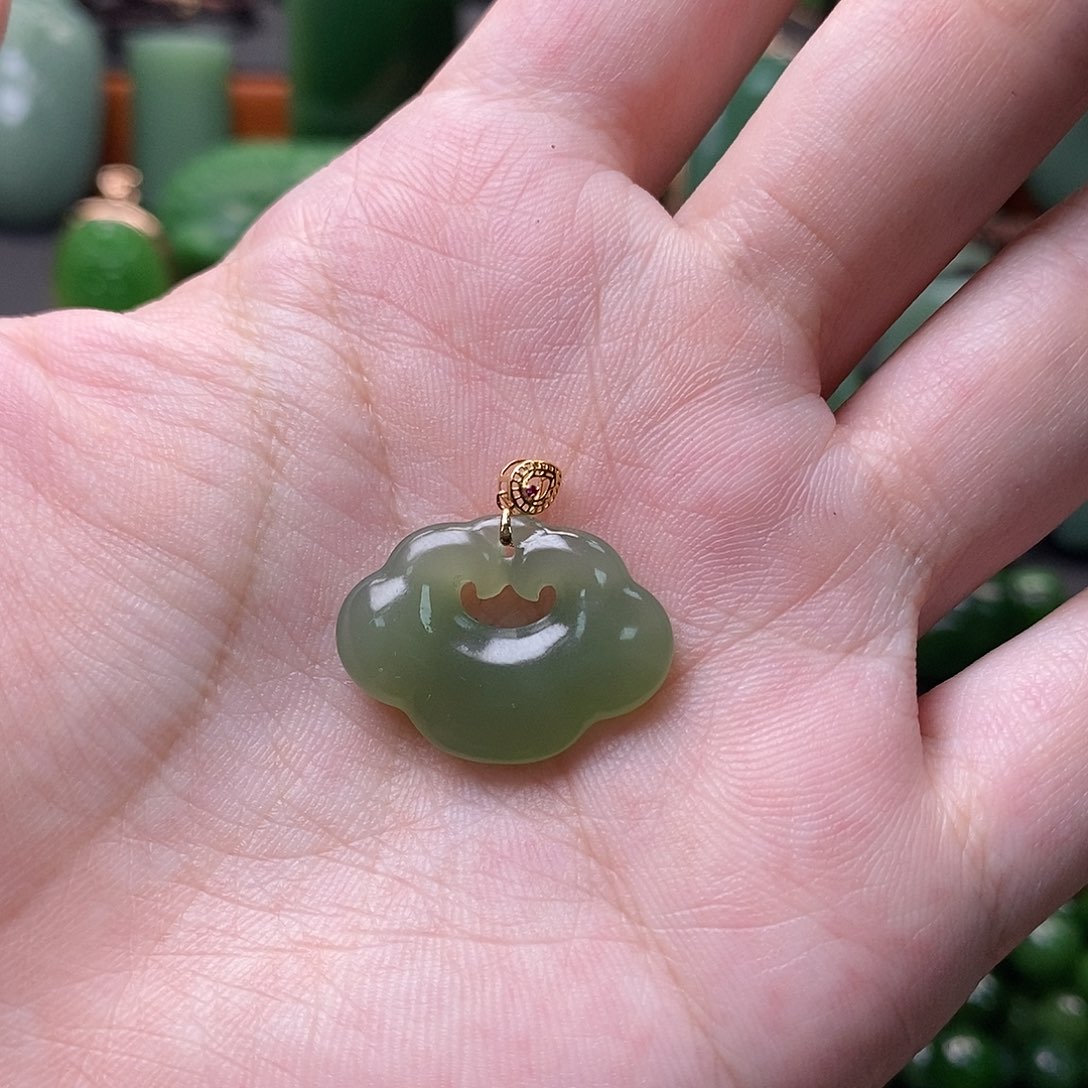 和田玉18K金镶嵌颈饰如意吊坠