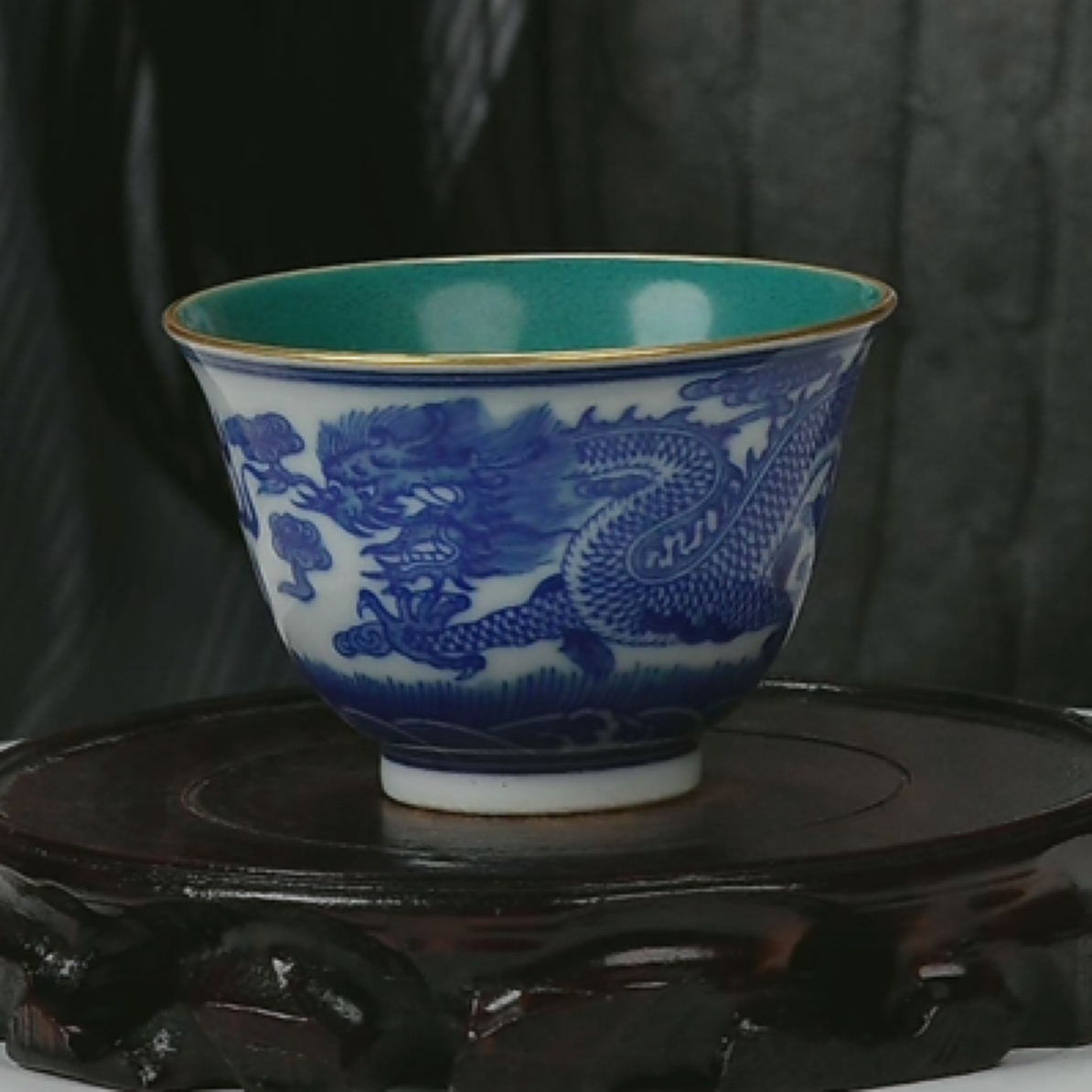 M内松石绿釉外青花海水龙戏珠纹杯