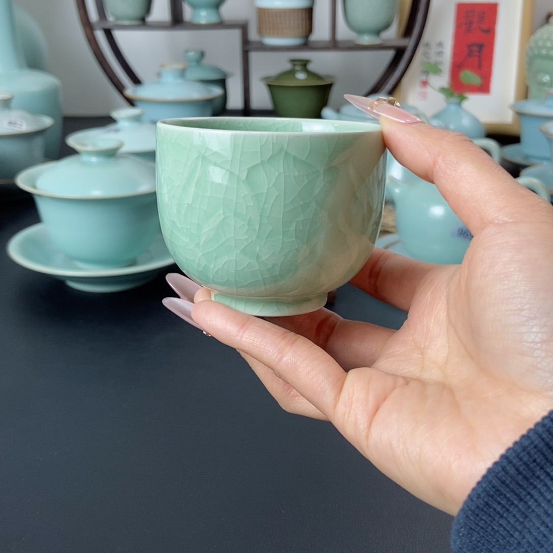 一级品豆绿雕刻罗汉杯