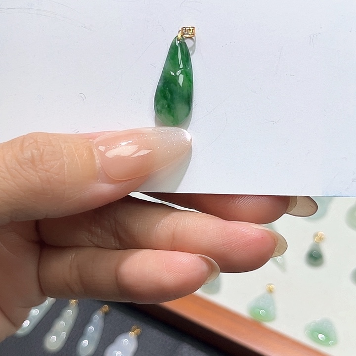 颈饰18K金镶嵌翡翠