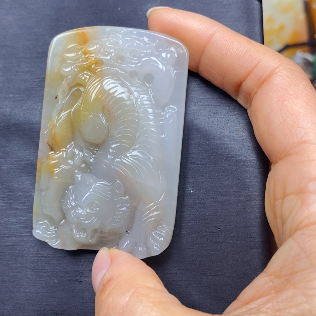 石英质玉（黄龙玉）颈饰未镶嵌