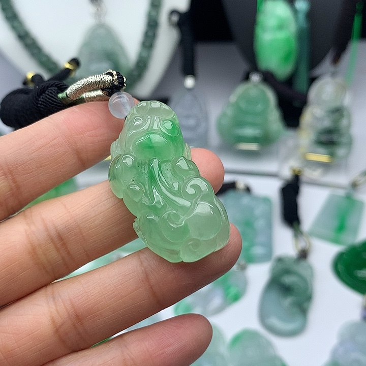 翡翠未镶嵌吊坠(赠链)