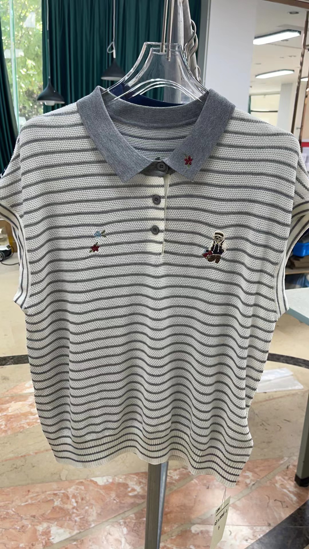 DJ25556-1翻领刺绣熊拼色短袖条纹脏脏风女士短袖