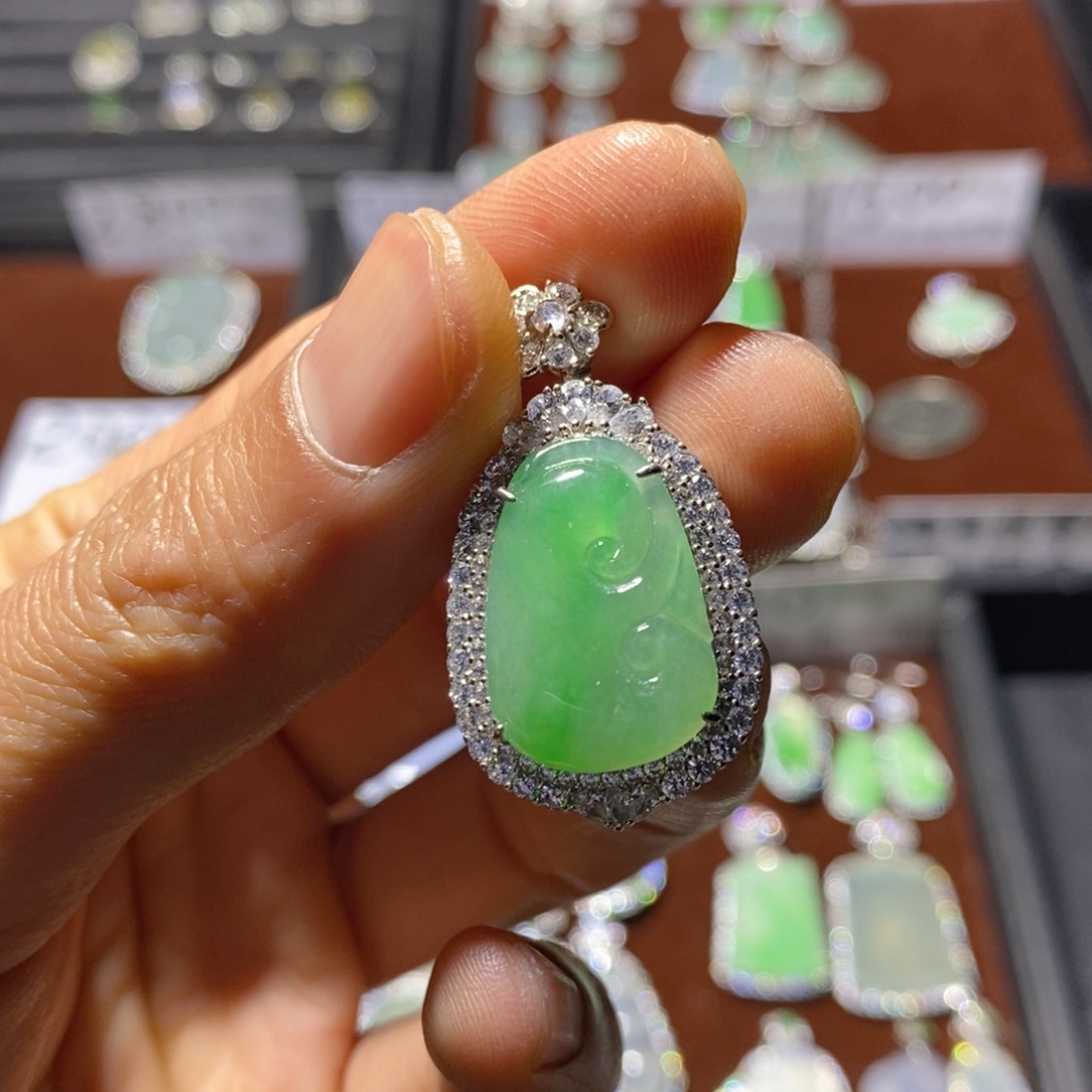 翡翠颈饰银S925镶嵌偏暗绿如意