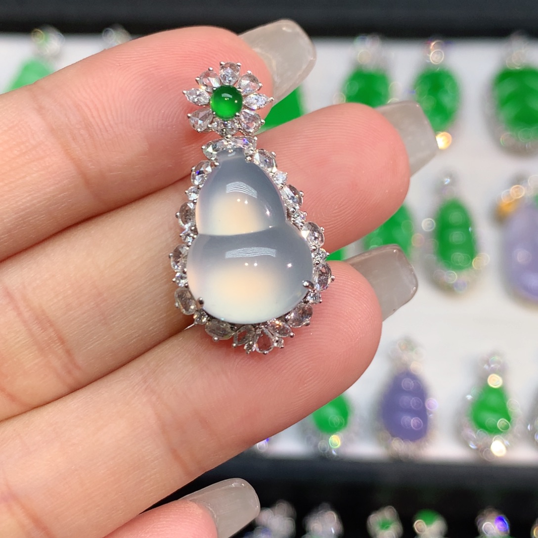 翡翠18K金镶嵌颈饰