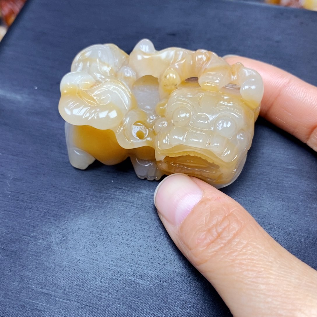 石英质玉（黄龙玉）颈饰未镶嵌