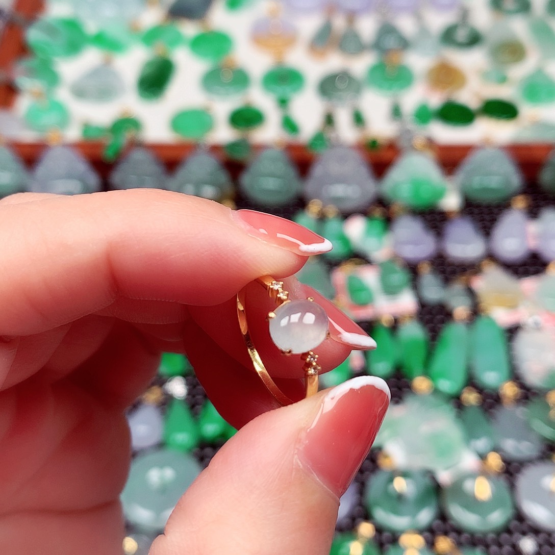 ,***子翡翠18K金镶嵌颈饰