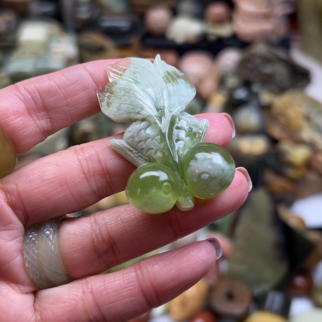 岫玉未镶嵌颈饰岫玉青提金鱼