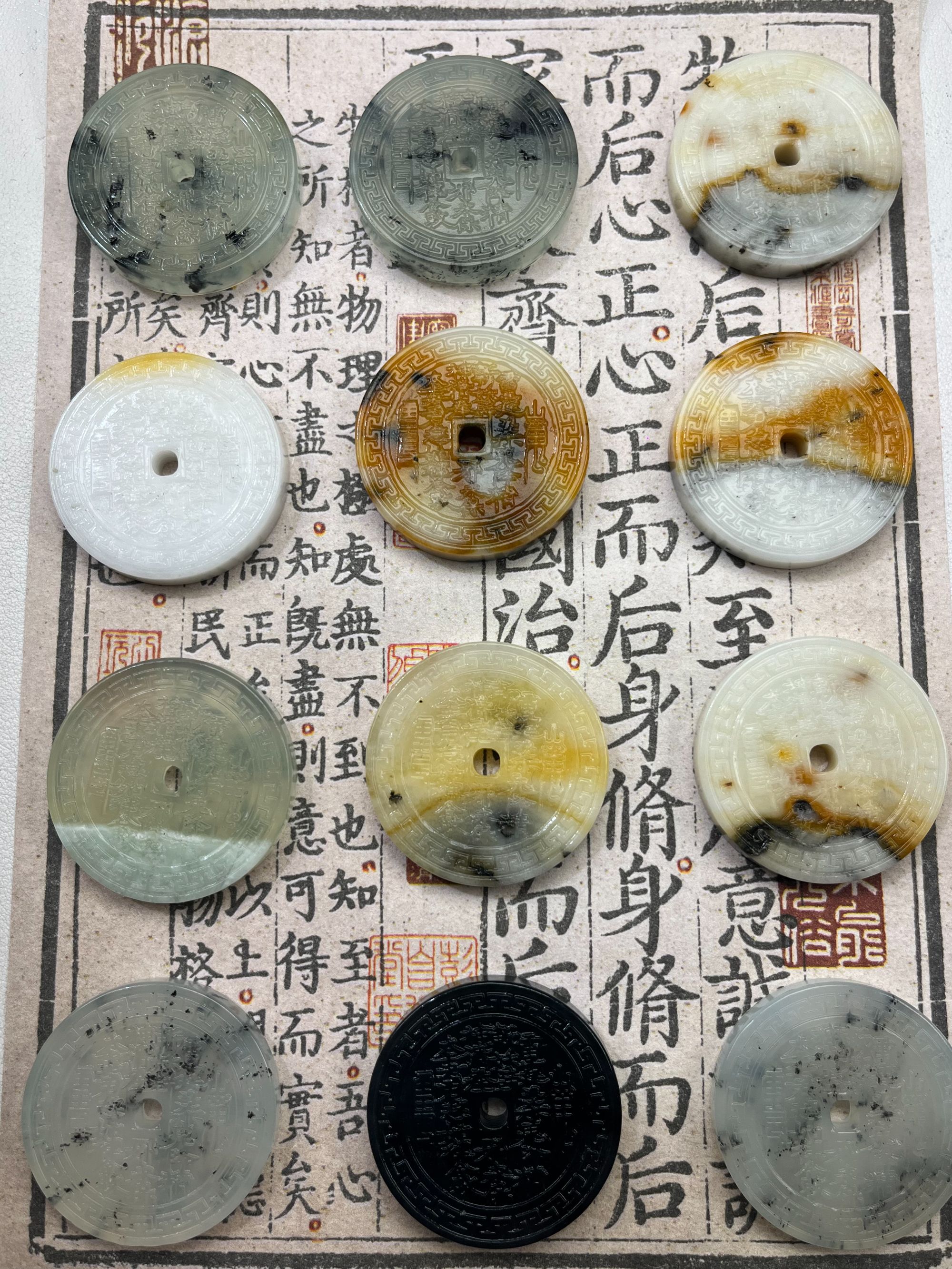 天然岫玉双面雕工国风水墨山鬼花钱吊坠尺寸35mm