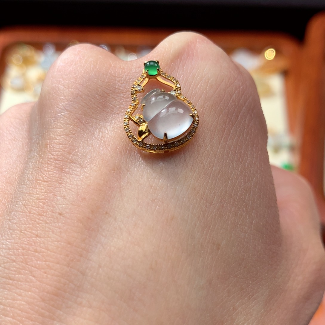 翡翠颈饰18K金镶嵌翡翠