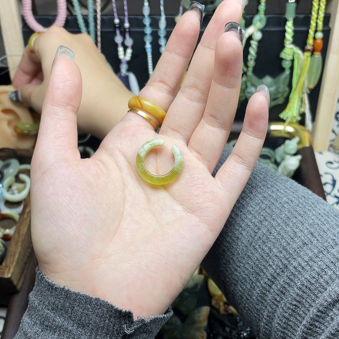 蛇纹石玉未镶嵌颈饰耳骨夹