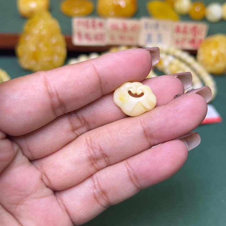 蜜蜡未镶嵌珠宝奇石