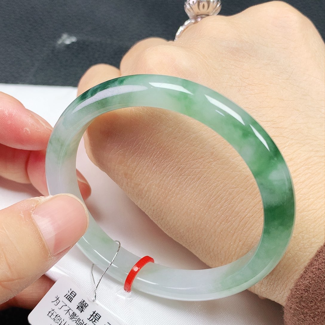 翡翠手镯未镶嵌54贵