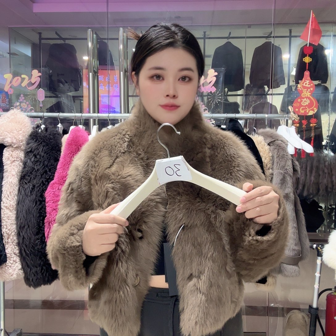 030咖色俩面穿皮毛一体