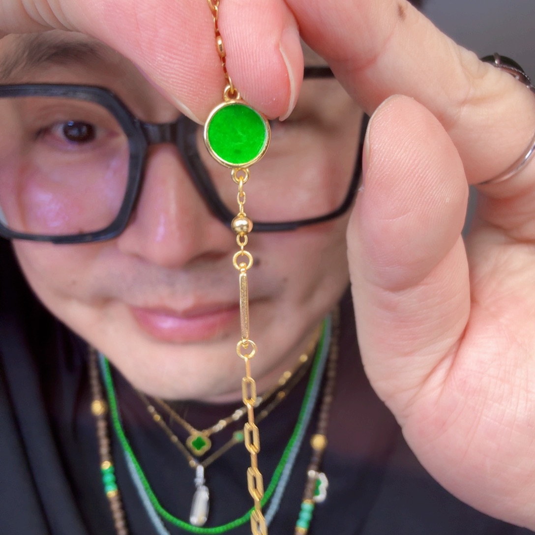 翡翠未镶嵌颈饰一件