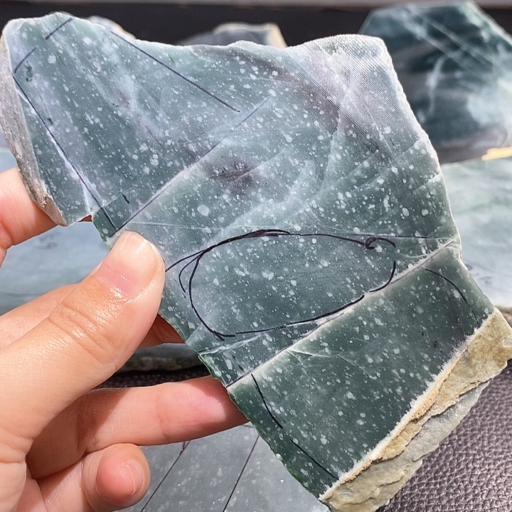 翡翠挂件未镶嵌翡翠