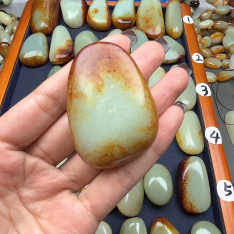 和田玉颈饰未镶嵌Z****?