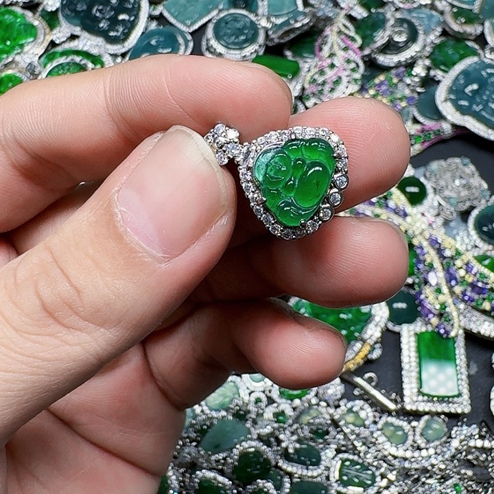 翡翠颈饰未镶嵌天然A货翡翠放漏