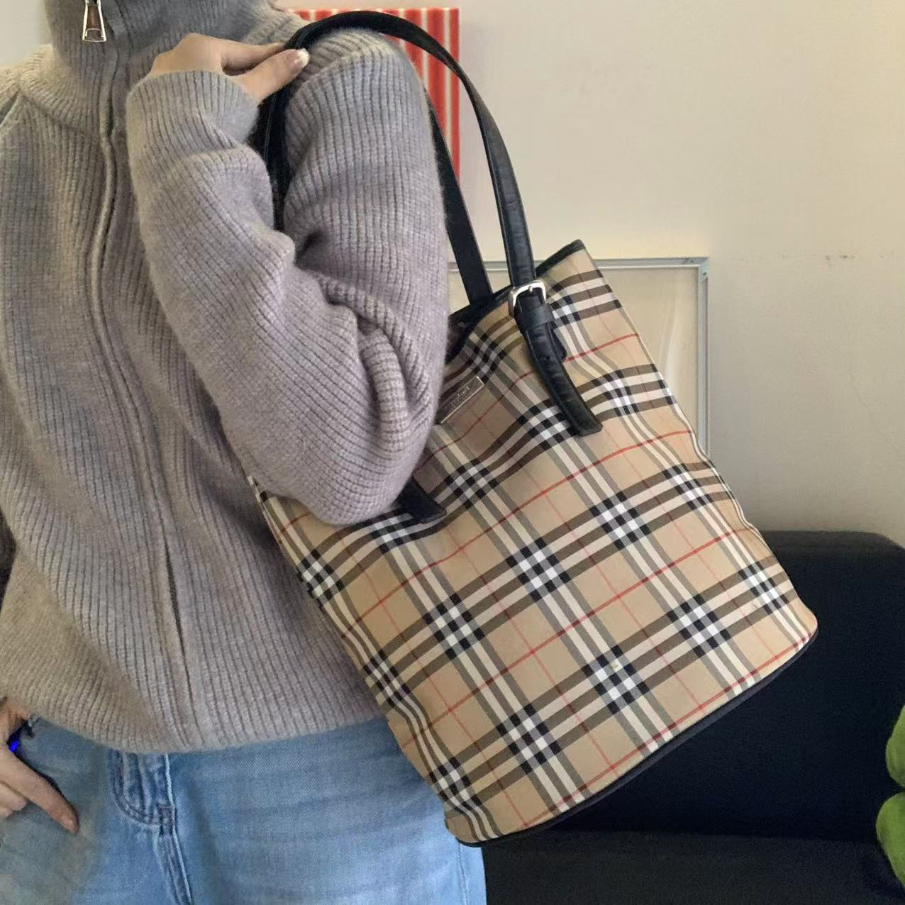 95新 BURBERRY/博柏利 九 格纹水桶单肩包