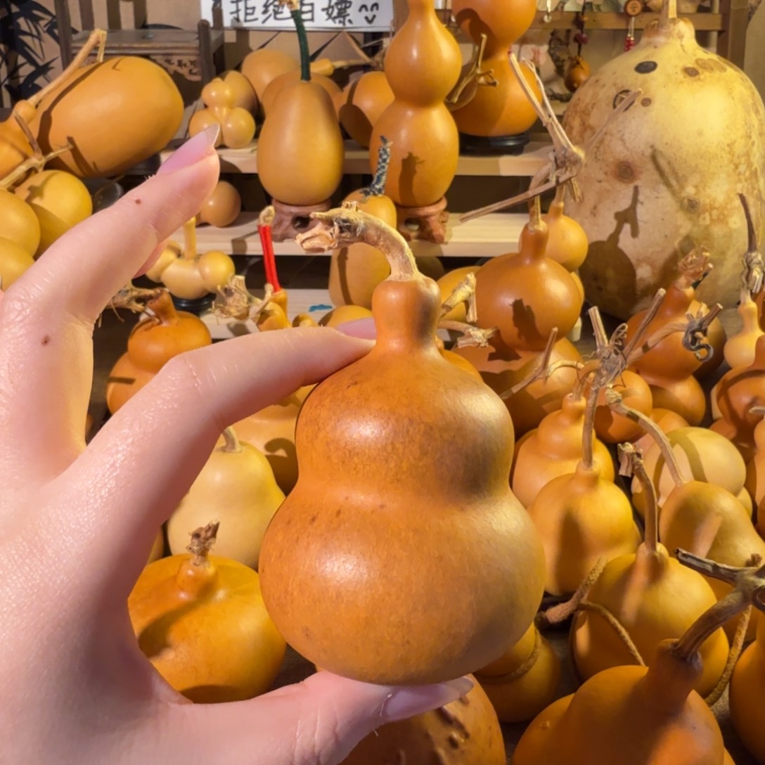 蓝***.天然老皮葫芦手把摆件