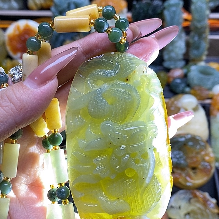 蛇纹石玉颈饰未镶嵌