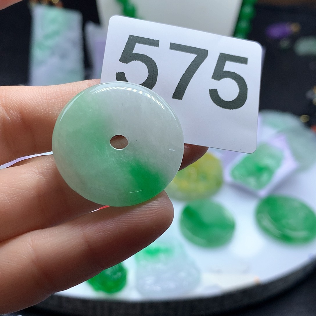 翡翠吊坠(赠链)未镶嵌