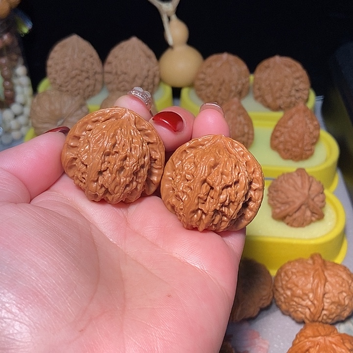 文玩核桃吊坠白狮子