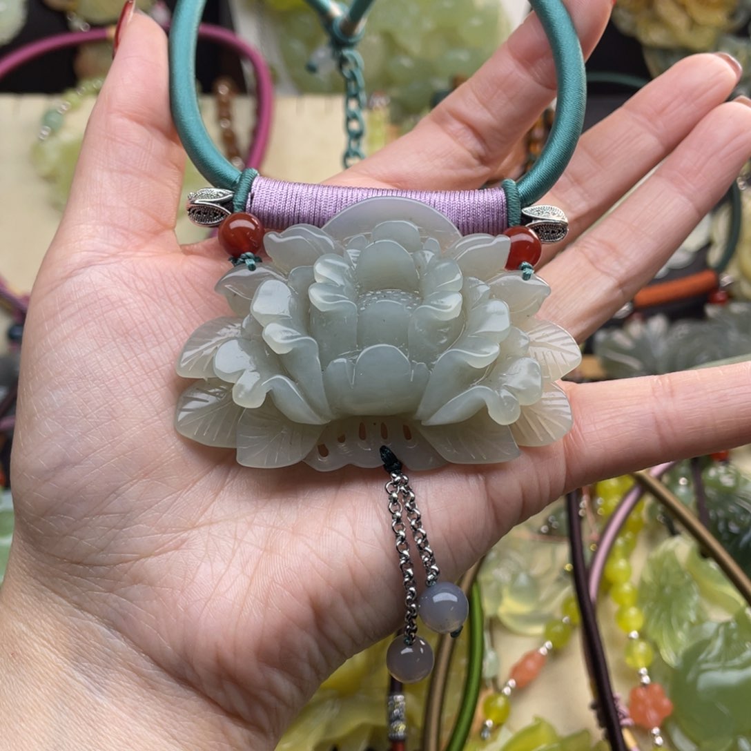 蛇纹石玉颈饰未镶嵌雨****」