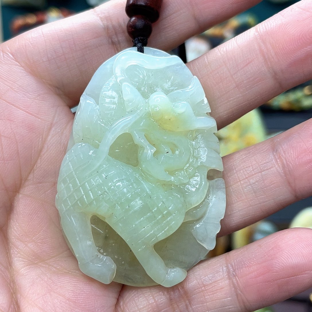 蛇纹石玉颈饰未镶嵌