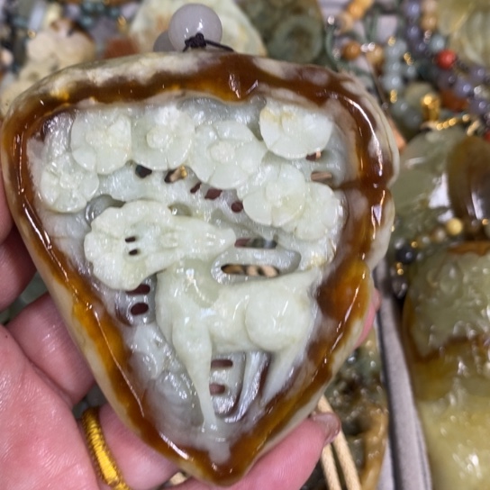 蛇纹石玉未镶嵌颈饰