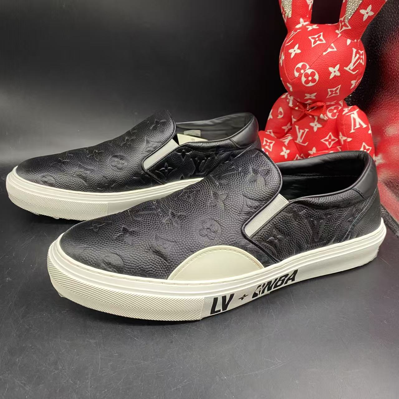 95新 LouisVuitton/路易威登 黑色休闲浮雕老花一脚蹬43码ddm1966
