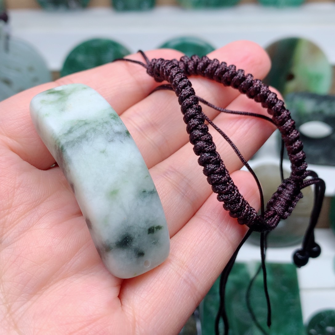 独山玉颈饰未镶嵌送绳子，回家自己设计穿绳