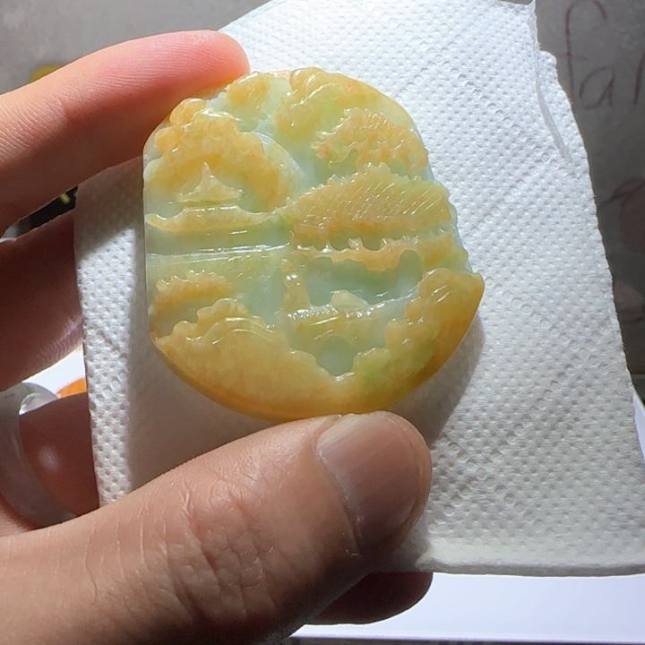 翡翠颈饰未镶嵌山水