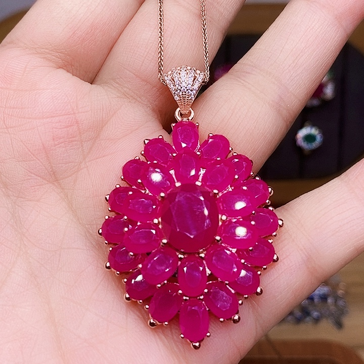 夏***菊银S925镶嵌颈饰红宝石