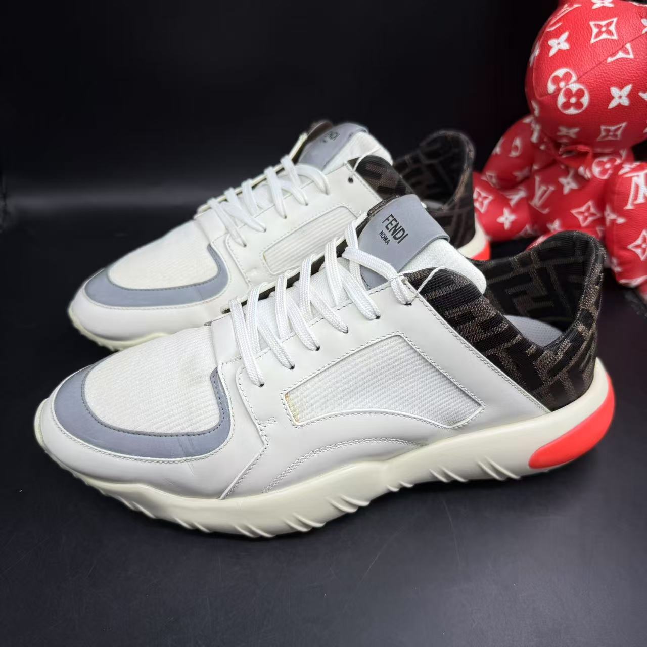 95新 FENDI/芬迪 男士时尚白棕老花厚底运动鞋41欧码 ddm2418