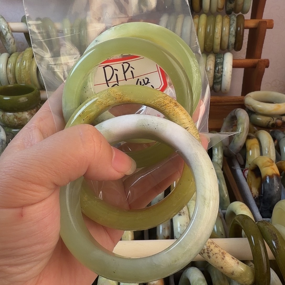 p***i蛇纹石玉未镶嵌手镯