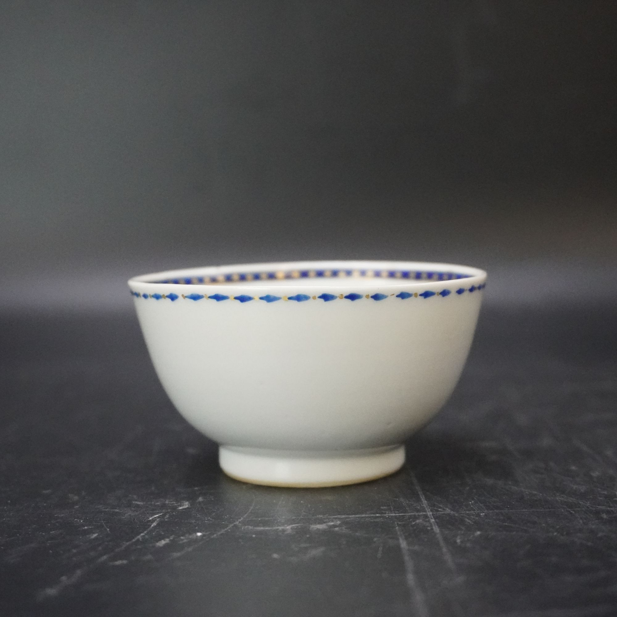 Lot.25120831清乾隆蓝料彩描金锁边茶杯 高：约4.7cm