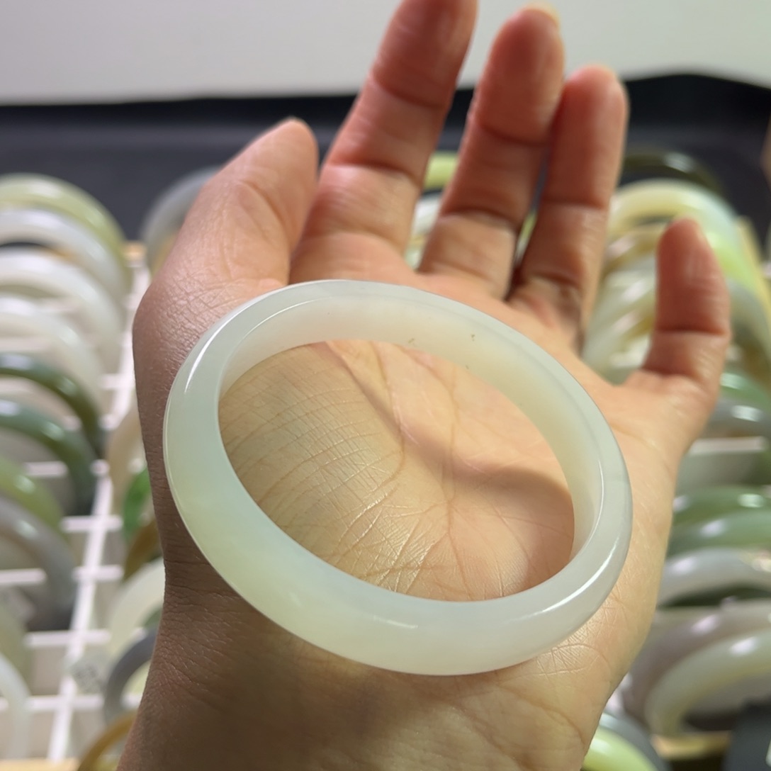 和田玉手镯52圈口未镶嵌