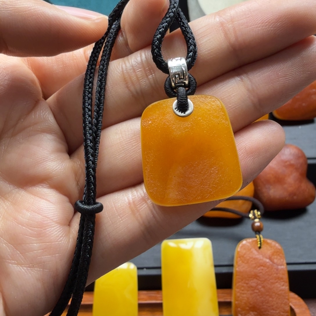 琥珀吊坠(赠链)未镶嵌