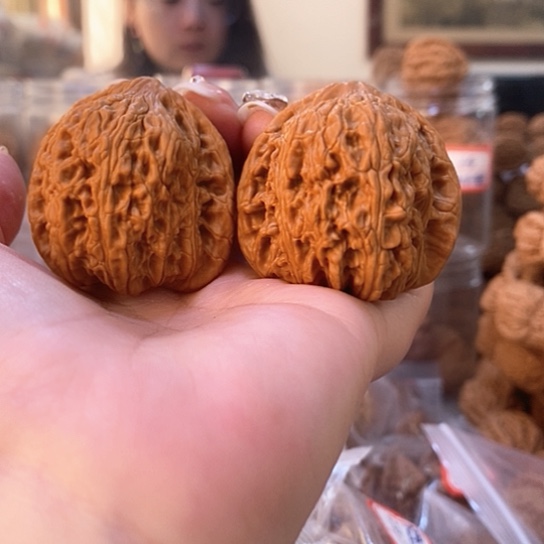 文玩核桃吊坠42绣球打底了有白尖