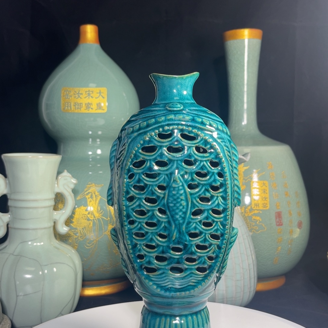鱼尾瓶绿釉镂空鱼尾瓶
