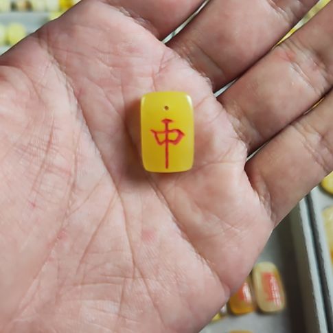 ：***：琥珀未镶嵌裸石蜜蜡