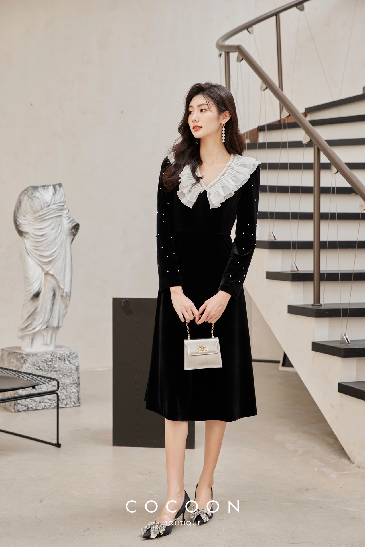 COCOON黑色显瘦中长款花边领丝绒连衣裙23412AN024153020