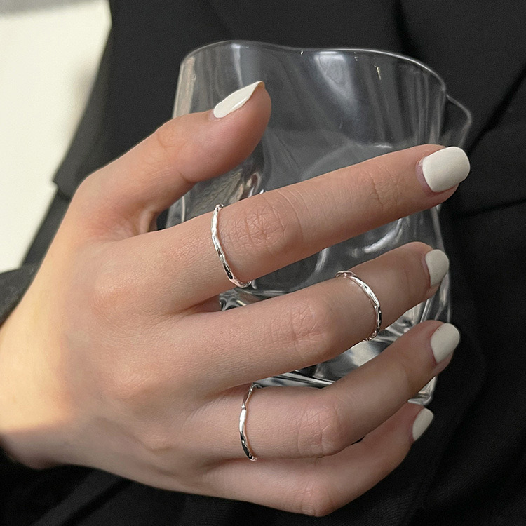 925银戒指 J8008 通体银气质冷淡不规则锤纹极细 1mm素圈开口戒指