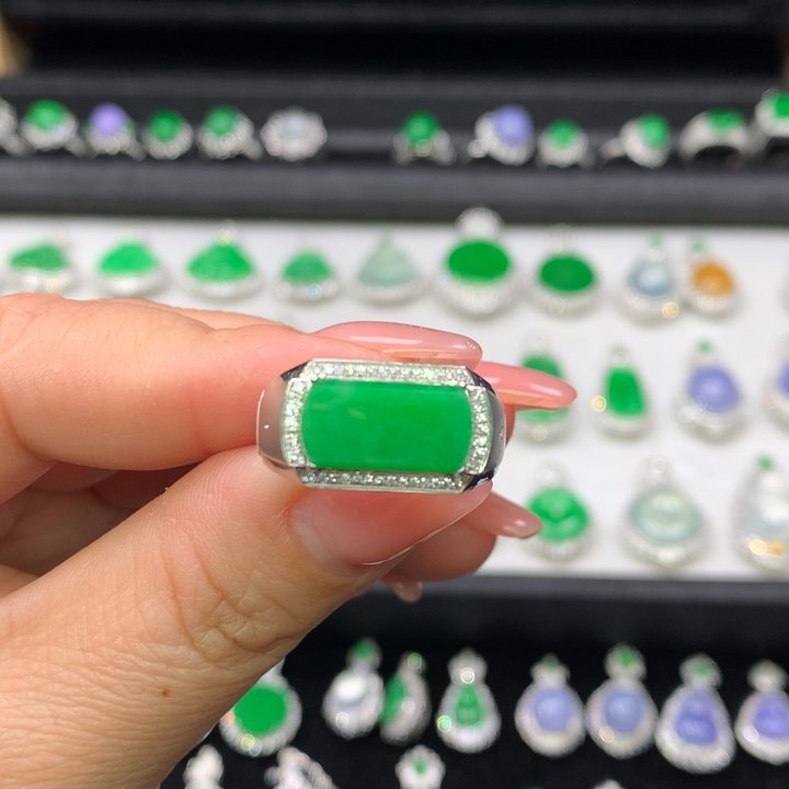 翡翠吊坠(不含链)18K金镶嵌